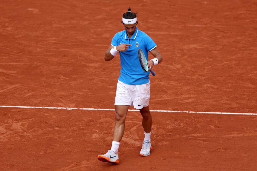 Il rinato Lorenzo Musetti, forte della recente nascita del figlio Ludovico e della semifinale raggiunta a Wimbledon, sta guidando con orgoglio il tennis maschile italiano alle Olimpiadi di Parigi 2024. Con un'altra prestazione di alta qualità, Musetti ha eliminato il campione olimpico in carica, il tedesco Alexander Zverev, con un punteggio di 7-5, 7-5, in una partita durata 2 ore e 4 minuti.