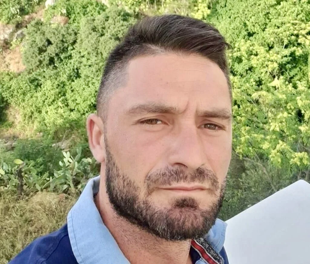 Nicola Grassi, 33 anni, è morto folgorato mentre lavorava in un'azienda agricola a Palagiano, Taranto. La tragedia sconvolge la comunità locale.