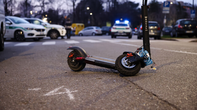 Due ragazzi di 22 e 25 anni morti mentre viaggiavano su un monopattino,  travolti da un’auto