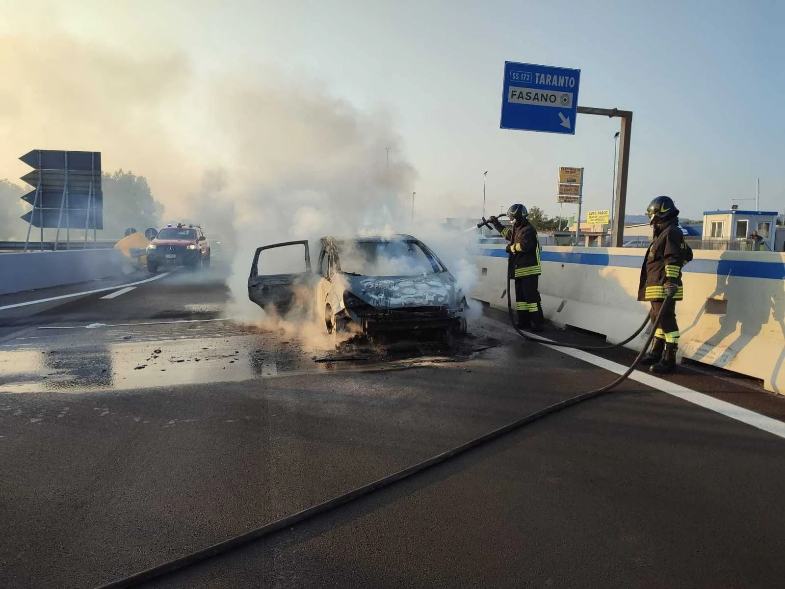 Traffico paralizzato sulla SS16 tra Fasano e Monopoli a causa di un'auto in fiamme sulla corsia di sorpasso; la famiglia a bordo è riuscita a mettersi in salvo.