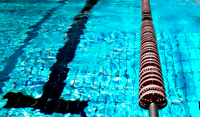 Allontanata dalla piscina per allattare: la polemica a Piacenza