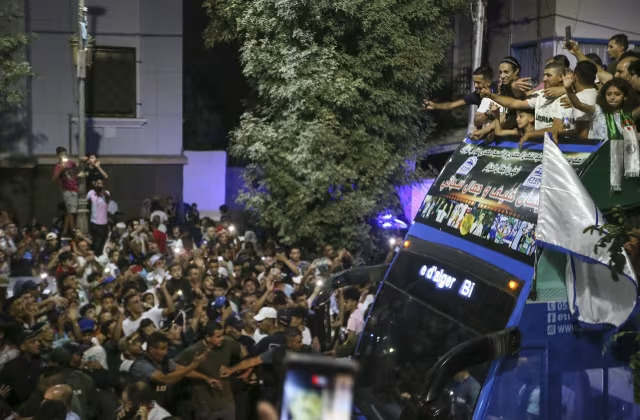 Imane Khelif: accoglienza da star in Algeria dopo la vittoria olimpica e le polemiche, bus scoperto e tanti applausi