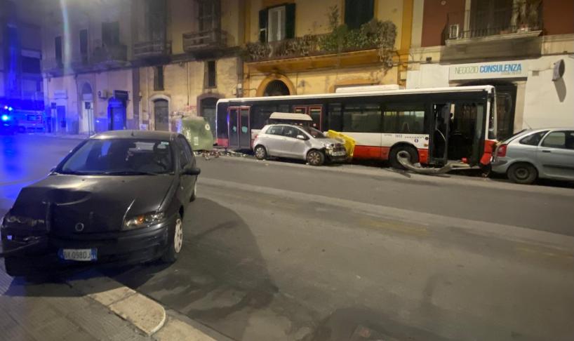 Un autobus dell'Amtab ha causato un grave incidente nel centro di Bari, coinvolgendo diverse auto e ferendo quattro persone.