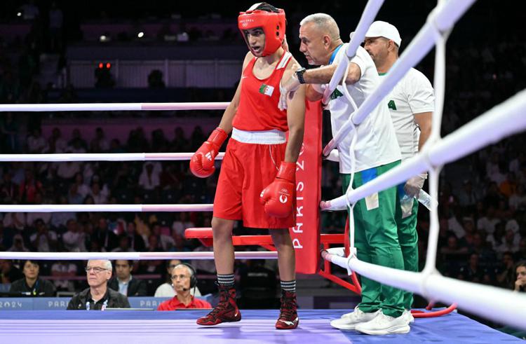 Imane Khelif avanza alle semifinali del torneo di pugilato -66 kg alle Olimpiadi di Parigi 2024, superando le polemiche e vincendo contro Anna Luca Hamori. Le controversie sulla sua partecipazione sono state affrontate dal CIO, che conferma il suo diritto a competere.