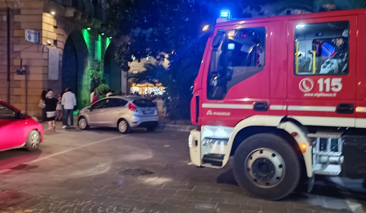 Momenti di panico a Teramo, dove un bambino di 18 mesi è rimasto incastrato con la testa tra le sbarre della ringhiera della storica fontana "dei Due Leoni" in piazza Orsini. Il dramma è avvenuto intorno alle 21:30, sotto gli occhi increduli di passanti e turisti presenti nella piazza affollata.