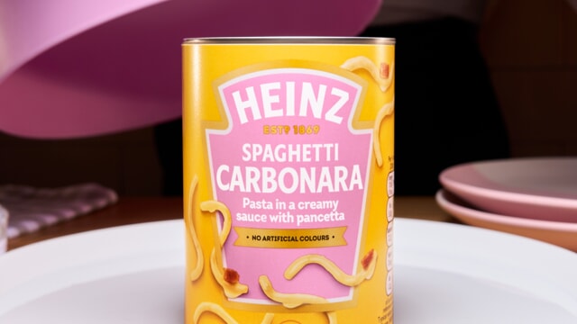 La celebre azienda americana Heinz ha annunciato l'introduzione di una versione in lattina della carbonara, suscitando perplessità tra gli italiani, specialmente i romani.