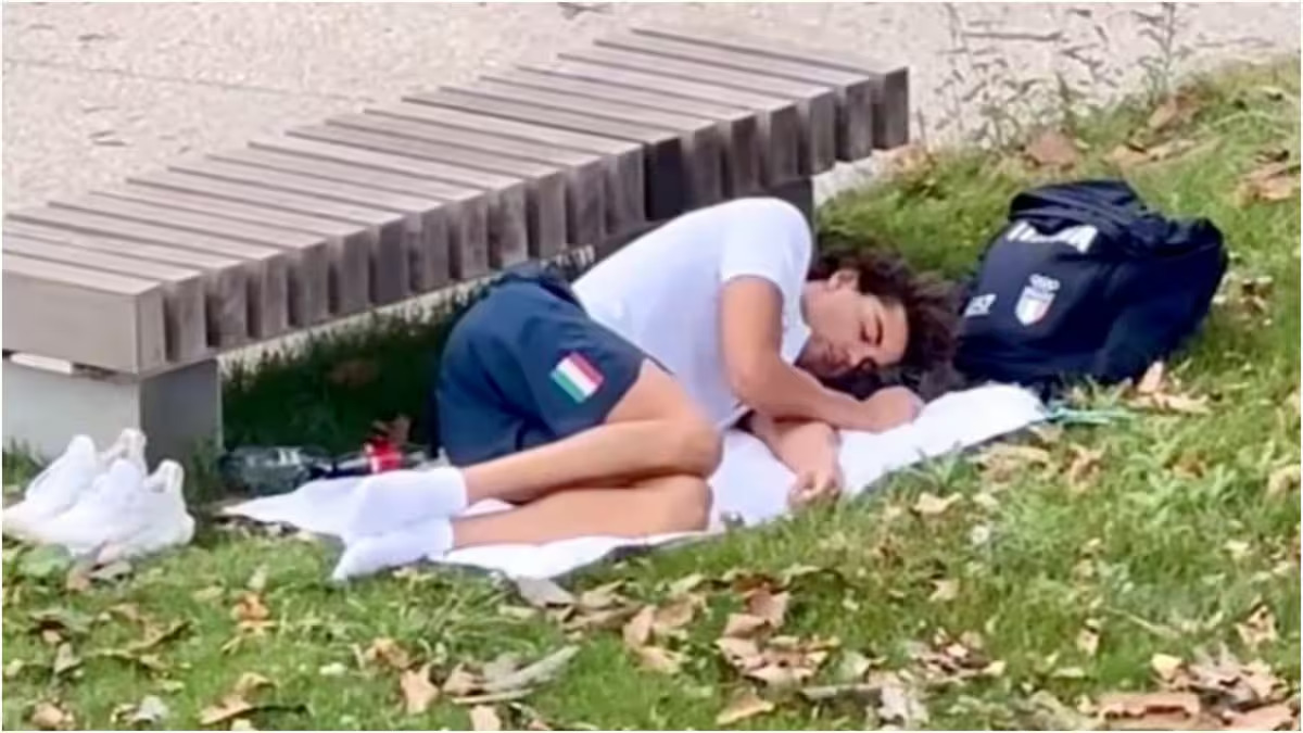 Olimpiadi di Parigi 2024: Thomas Ceccon dorme in strada. Critiche sul Villaggio Olimpico per il caldo e il cibo inadeguato. Gli atleti italiani manifestano il loro malcontento.