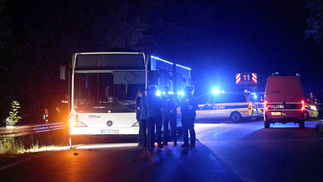 Raptus di follia in un autobus pieno di gente, donna di 32 anni accoltella 5 passeggeri