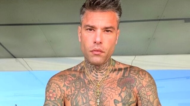 Dopo il malore improvviso, Fedez rassicura i fan: “Ci vediamo al Billionaire di Porto Cervo”, confermando la sua partecipazione come ospite speciale nonostante l'intossicazione alimentare.