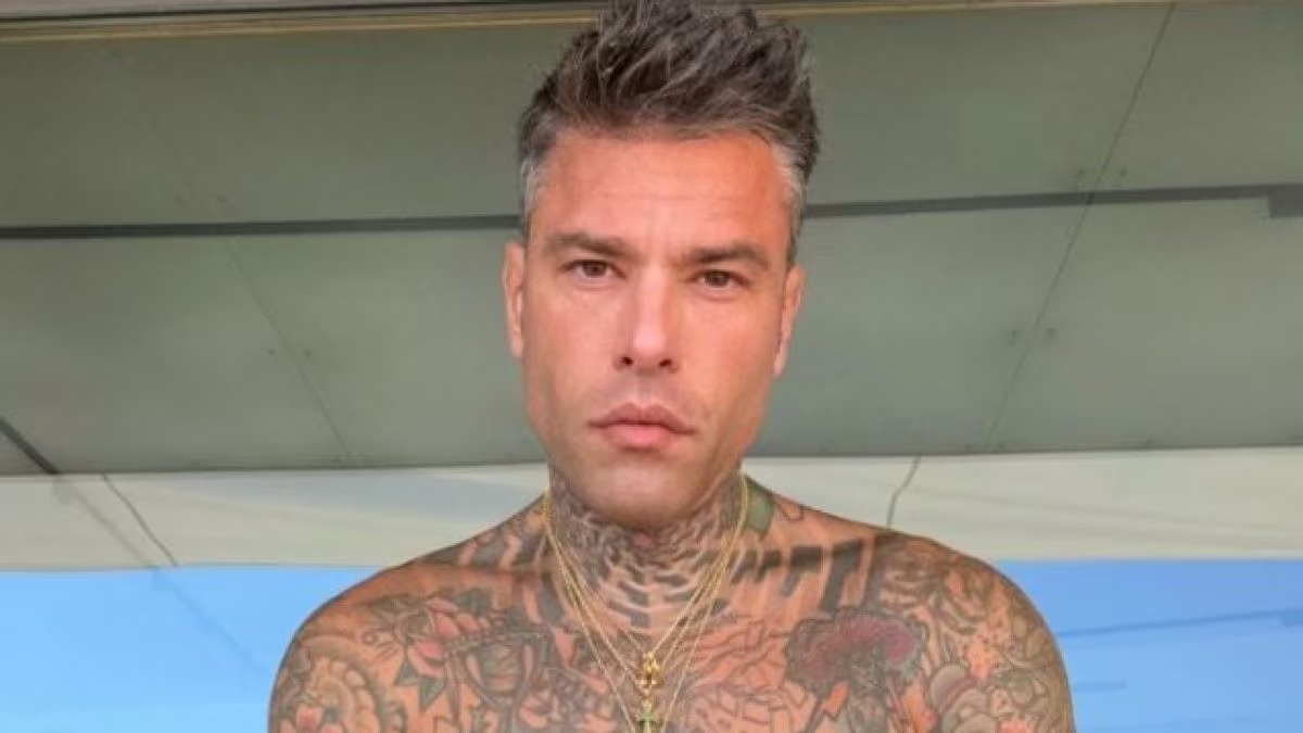 Fedez, il noto rapper italiano, è stato ricoverato d'urgenza a causa di un malore durante un volo verso Gallipoli. L'annuncio è stato dato dal suo staff su Instagram, lasciando i fan in ansia.