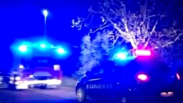 Puglia, incidente nella notte, auto si schianta contro un albero, morto un 17enne