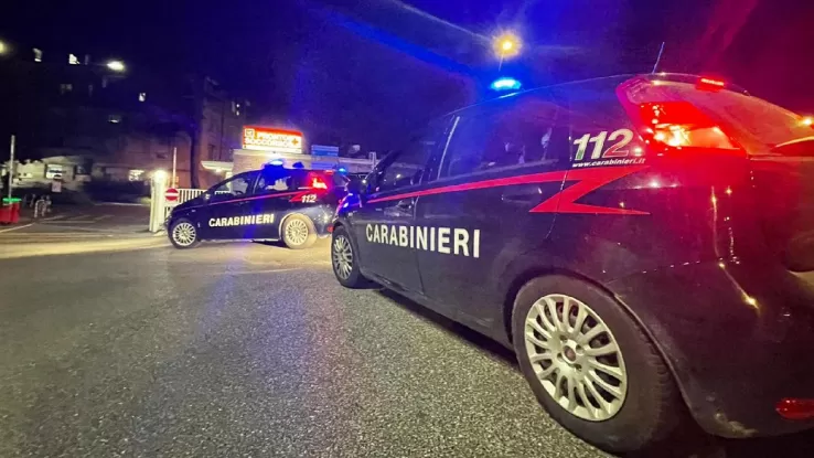 Un incidente stradale mortale ha colpito Lido di Camaiore, dove una Mercedes GLA ha investito sei pedoni, causando la morte di due ragazze tedesche e il ferimento di altri quattro.