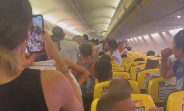 Il volo Ryanair del 14 agosto da Malaga a Bari si è trasformato in un incubo per i passeggeri, costretti a sopportare ore di disagi e abbandonati a terra senza spiegazioni.