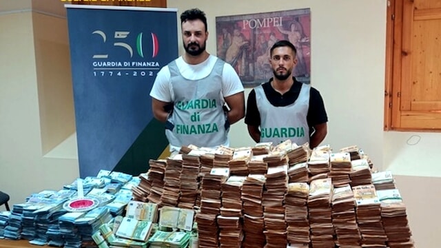 A Santa Maria la Carità, un medico è stato trovato in possesso di 8 milioni di euro in contanti, suddivisi in mazzette di vario taglio e nascosti in casa. Il denaro è stato sequestrato dalla guardia di finanza.