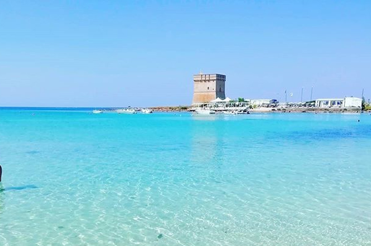 Una bambina di due anni è stata salvata dall'annegamento nelle acque di Porto Cesareo. Il soccorritore è stato colto da malore dopo averla portata in salvo.