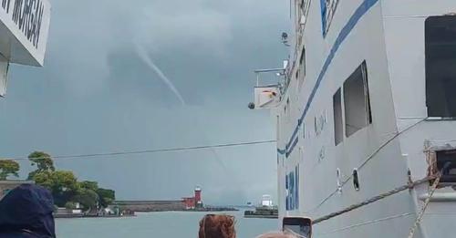 Una tromba marina ha causato gravi disagi al traffico marittimo al largo di Ischia, dove traghetti e aliscafi sono stati bloccati ai moli dell’isola a causa delle condizioni meteo avverse.