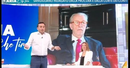 Vittorio Feltri torna al centro delle polemiche per un'espressione offensiva durante il programma L'Aria che Tira, suscitando reazioni forti e lasciando il collegamento.