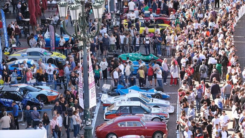 Durante il Salone dell'Auto a Torino, una vettura da rally, una Lancia Delta, ha perso il controllo finendo sulla folla in piazza San Carlo, causando quindici feriti.