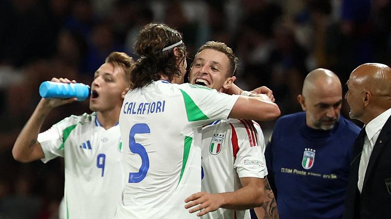 Un inizio shock per l'Italia con Di Lorenzo che viene 'scippato' da Barcola, il quale porta in vantaggio la Francia dopo soli 14 secondi. I transalpini iniziano euforici, mettendo pressione sugli azzurri, ma la squadra di Luciano Spalletti non si lascia abbattere e la reazione non tarda ad arrivare.