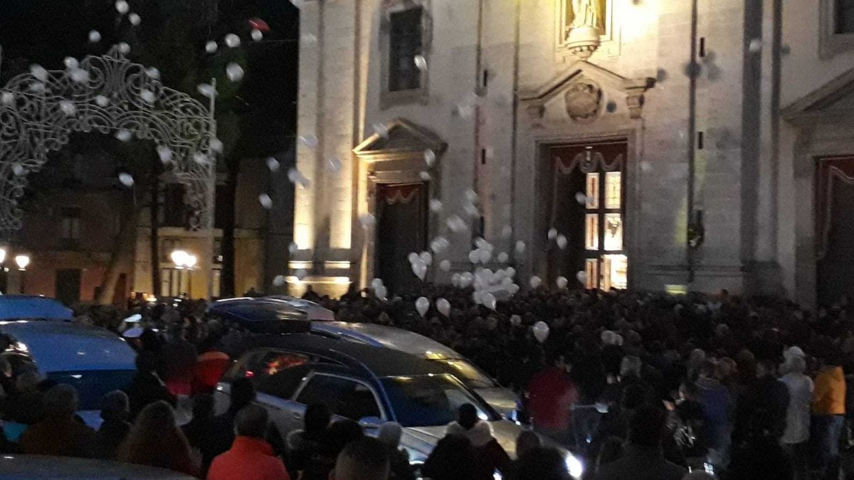 L'intera comunità si è stretta attorno ai familiari e amici per salutare Fabio, Daniela e il piccolo Lorenzo, uccisi nella tragedia familiare di Paderno Dugnano.