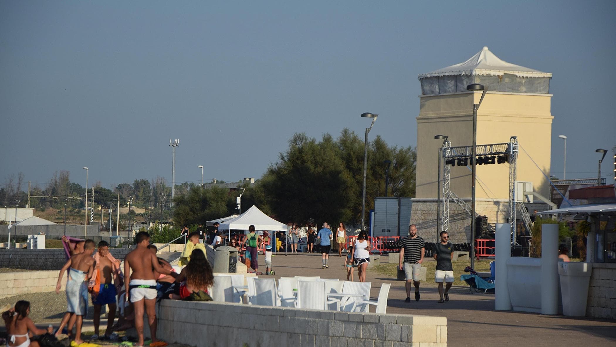 Una ragazzina di 14 anni è stata aggredita sulla spiaggia di Torre Quetta a Bari da un gruppo di coetanei per futili motivi. Le autorità locali intervengono.