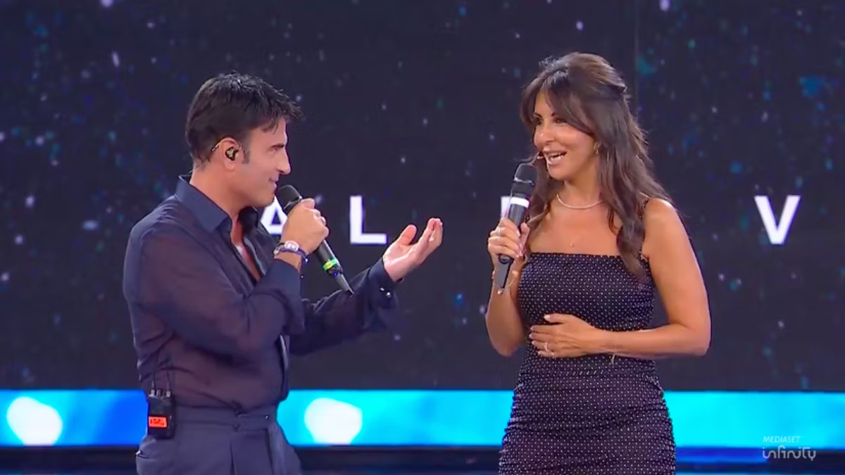 Sabrina Ferilli realizza un suo desiderio sul palco di "Tu sì que vales", duettando con Sal Da Vinci grazie all’intervento di Maria De Filippi, che ha svelato la passione della collega per il cantante napoletano.