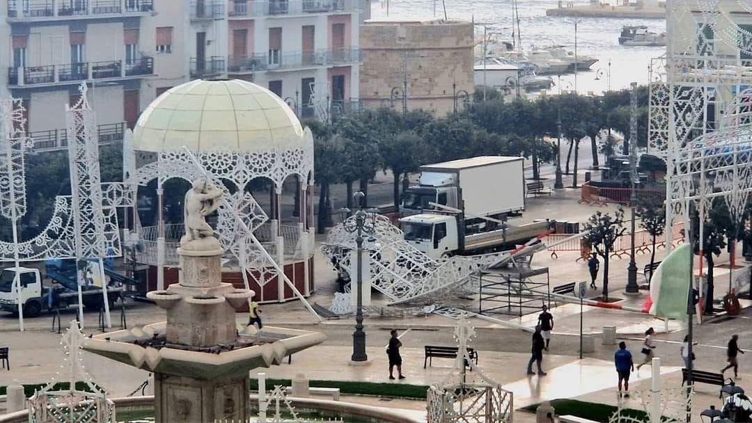 Il forte temporale che ha colpito il Barese ha causato il crollo delle luminarie a Mola di Bari, vigilia della festa patronale di Maria SS. Addolorata.