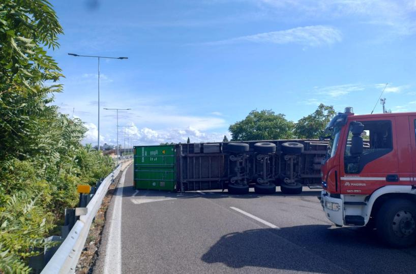 A causa di un incidente che ha coinvolto un autocarro ribaltato, la carreggiata in direzione sud della SS16 Adriatica è stata temporaneamente chiusa al traffico nel territorio comunale di Bari, in prossimità del km 797,000.