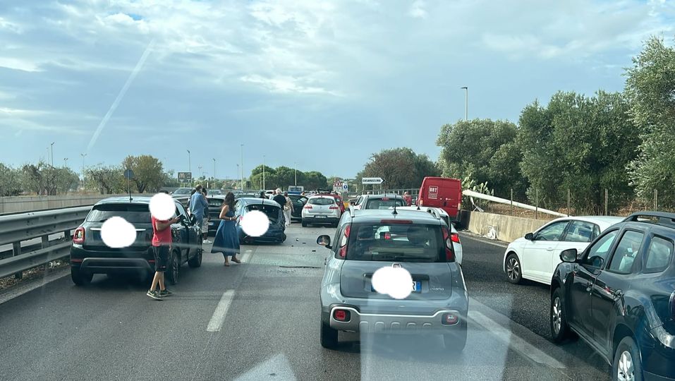 Maxi tamponamento sulla Statale 100 verso Bari, traffico in tilt, ci sono feriti