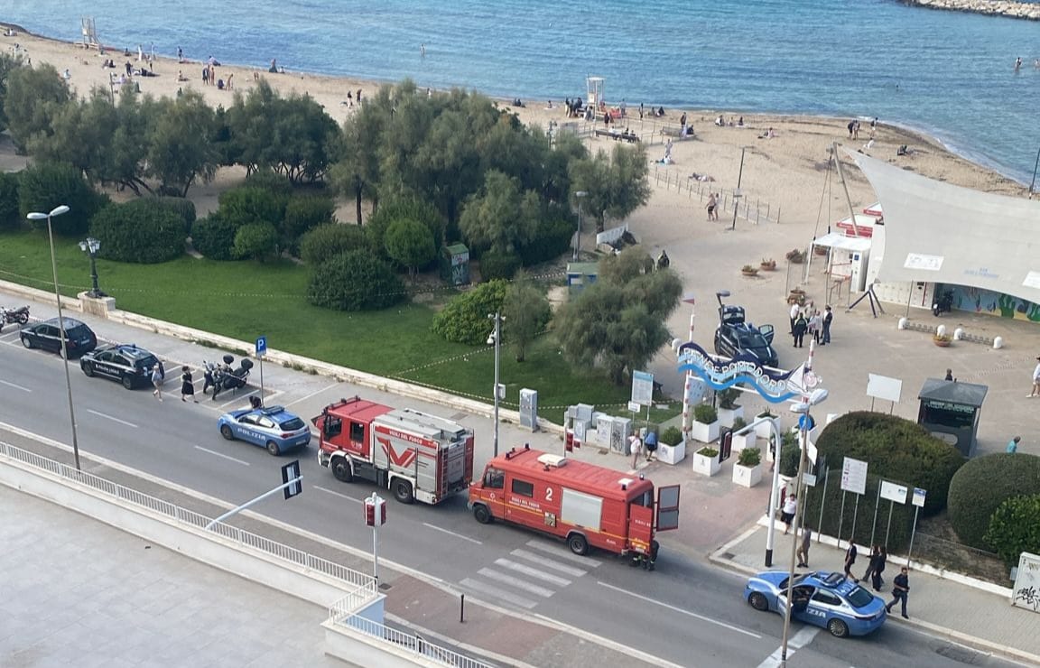 Un contenitore sospetto ha fatto scattare un allarme bomba sulla spiaggia di Pane e Pomodoro a Bari, ma le verifiche degli artificieri hanno confermato che si trattava di un oggetto innocuo.