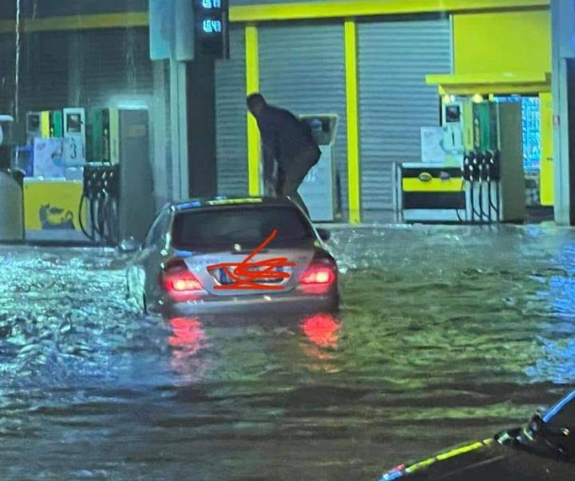 Un forte nubifragio ha colpito Taranto lunedì 23 settembre, causando allagamenti e difficoltà per gli automobilisti. Interventi dei vigili del fuoco in tutta la città.