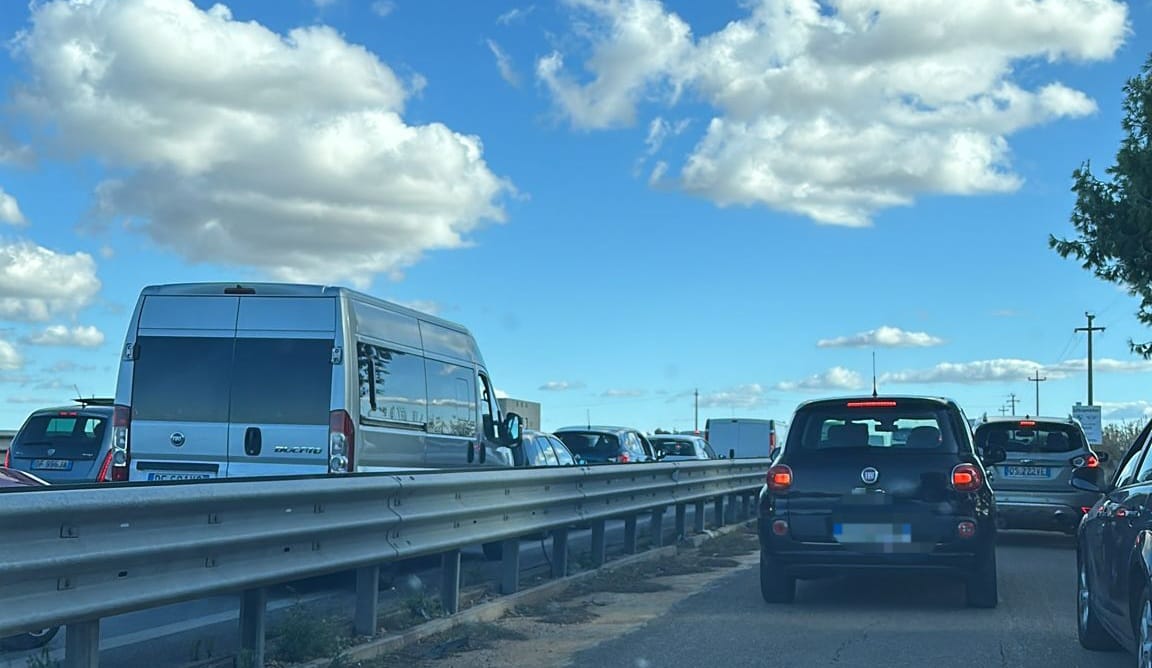 Incidente nel pomeriggio sulla Ss100 tra Casamassima e Sammichele di Bari, direzione Taranto. Due auto si scontrano e prendono fuoco, diversi feriti gravi.