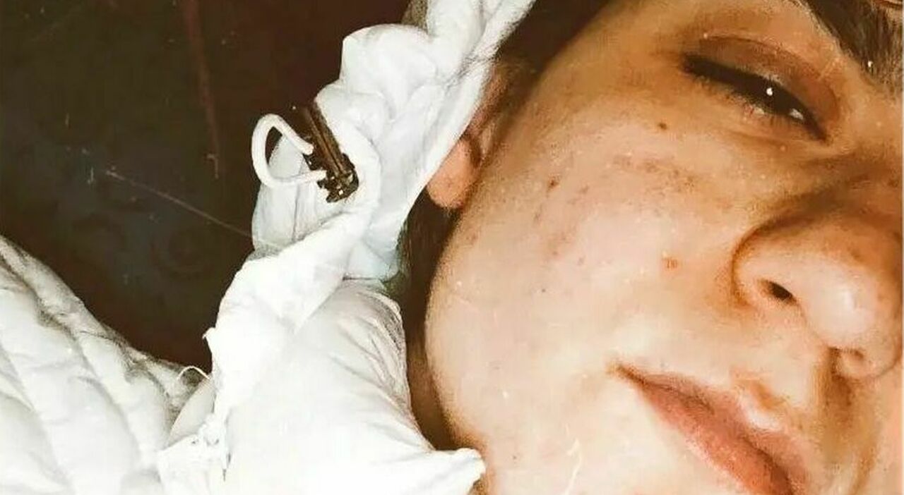 La morte di Natasha, 23enne di Foggia deceduta durante un intervento chirurgico al Policlinico Riuniti, ha scatenato l'ira dei familiari, che accusano i medici di negligenza.