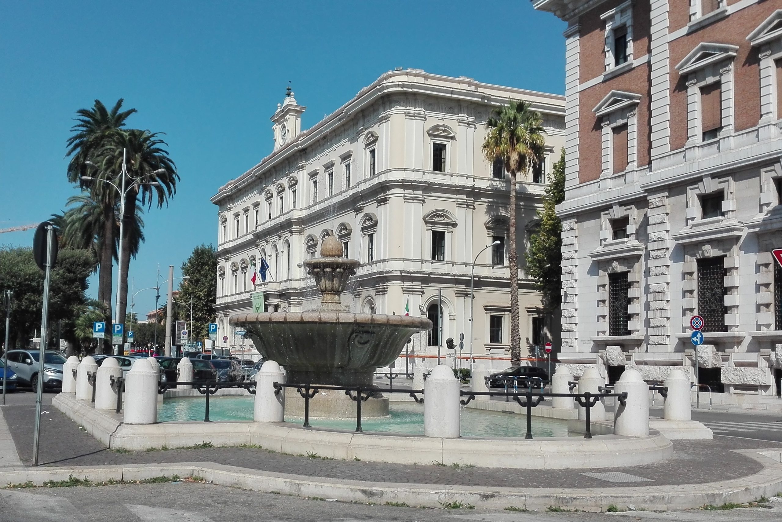 Una donna è stata investita da una vettura a Bari, in corso Cavour. La vittima è stata portata in ospedale con un trauma al polso, ma non è in pericolo.