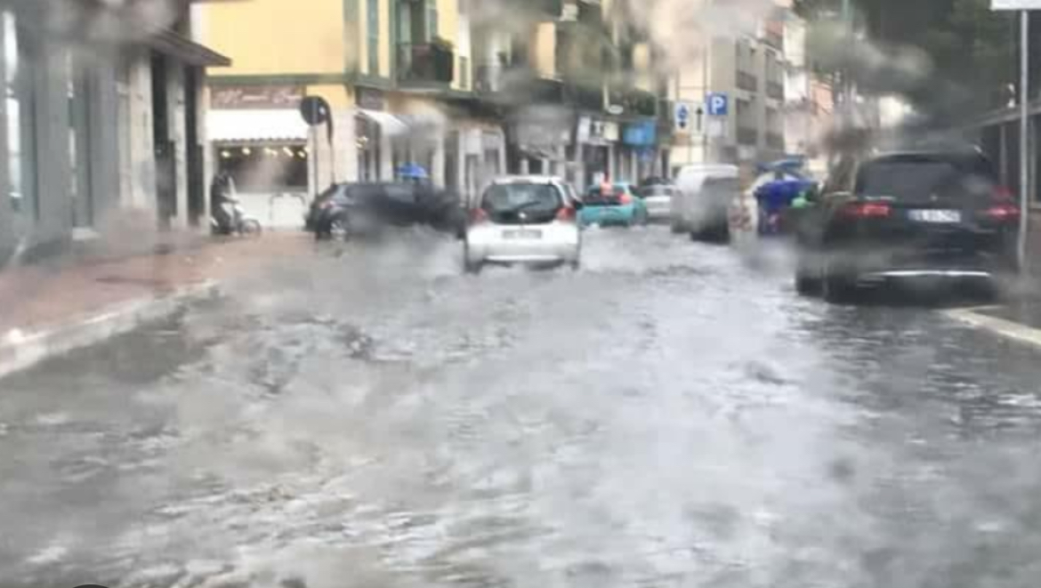 Un violento nubifragio si sta abbattendo su Bari, causando allagamenti e dirottamenti di voli verso Brindisi a causa delle condizioni meteo avverse.