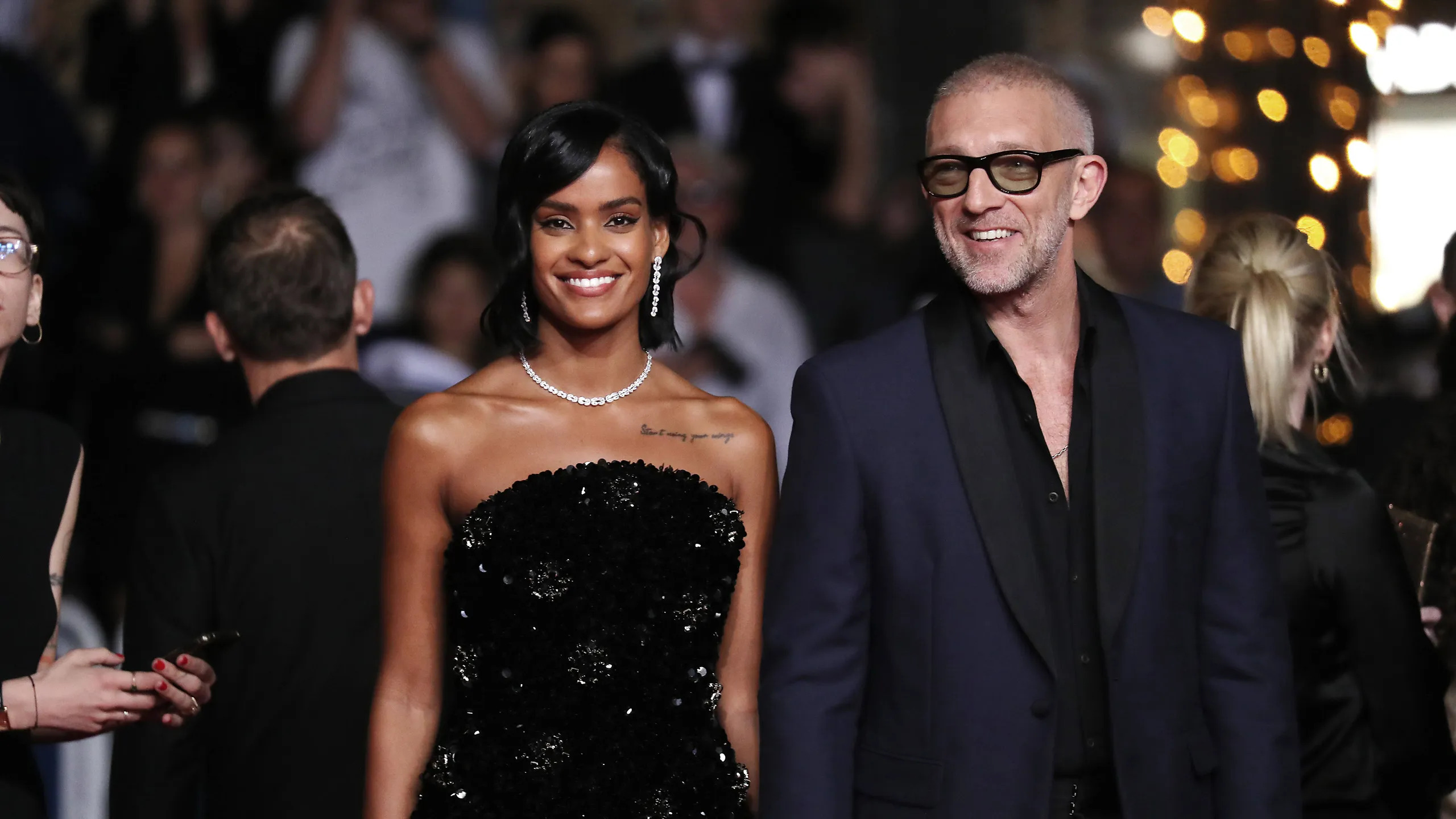 La modella Narah Baptista ha svelato la gravidanza con Vincent Cassel, condividendo una foto su Instagram e confermando le voci sul lieto evento.