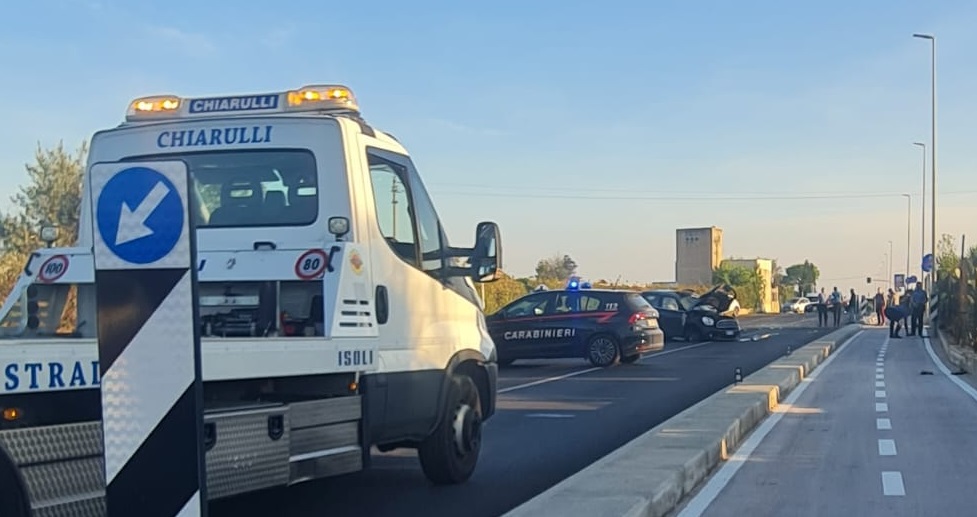 Questa mattina sulla strada provinciale Torre a Mare-Noicattaro si è verificato un grave incidente tra un’auto, una Lancia, e un trattore. Il conducente dell’auto è ricoverato in rianimazione al Policlinico di Bari.