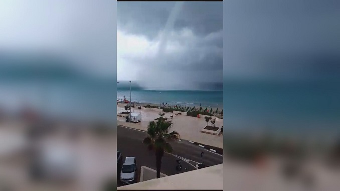 Paura a San Foca, marina di Melendugno, dove una tromba d’aria ha colpito la zona del porto, causando danni ma fortunatamente nessun ferito.