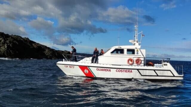 Sono ore di angoscia a Partinico, dove Antonino D’Amico, un giovane di 22 anni, è disperso da ore in mare dopo essere stato trascinato da un’onda.