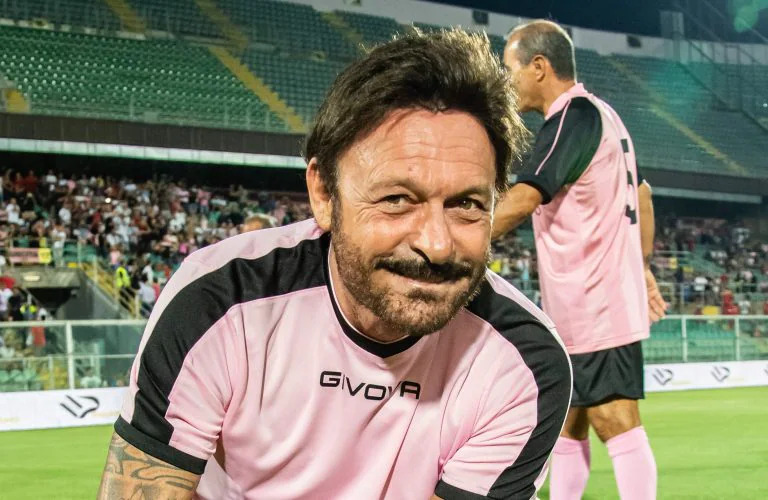 Totò Schillaci, ricoverato per complicazioni dovute al tumore al colon, mostra segnali di miglioramento. La famiglia ringrazia per il sostegno ricevuto.