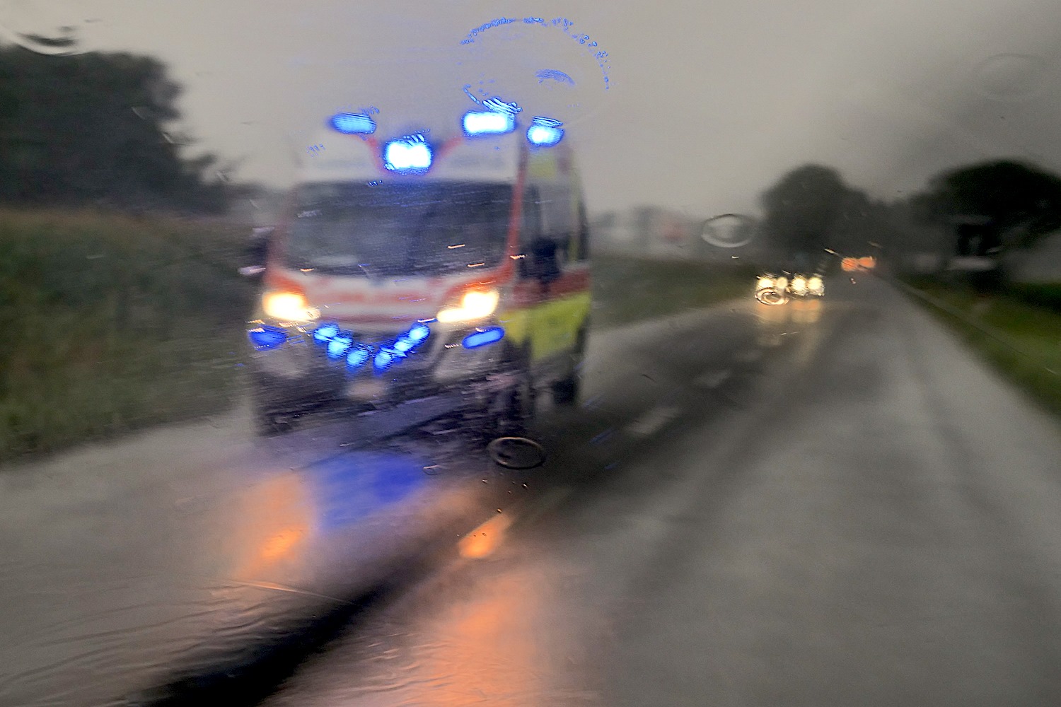 Scontro mortale tra due auto nella Bassa friulana. Due vittime e una terza vettura coinvolta, senza feriti. Indagini in corso per chiarire la dinamica.