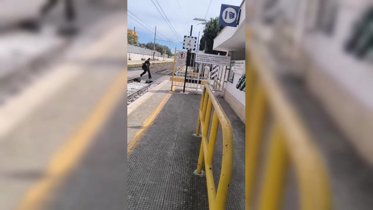 Un video diventato virale su TikTok mostra una donna attraversare i binari della stazione di Bari Palese Macchie pochi secondi prima dell’arrivo di un Frecciarossa in corsa. L'episodio ha sollevato allarme per la sicurezza.