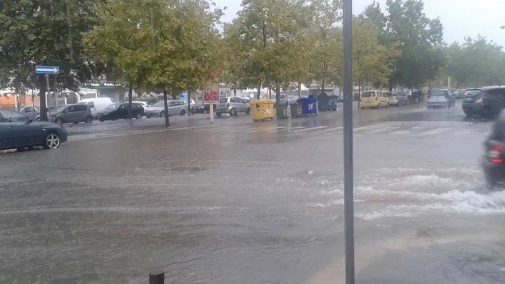 Bari colpita da forti temporali dalle prime ore del mattino,  allagamenti e sottopassi chiusi, disagi alla circolazione