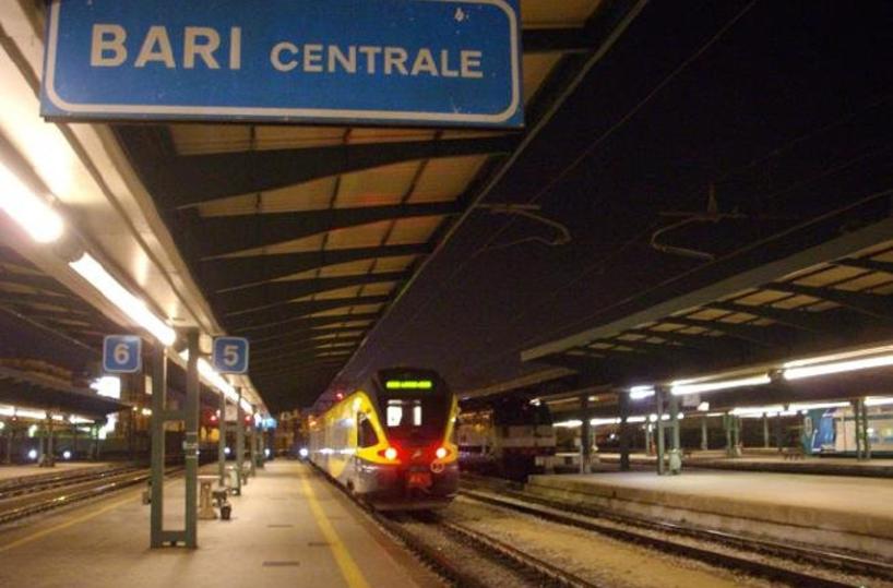 Allarme bomba nella notte alla stazione di Bari, ritardi e disagi per i treni