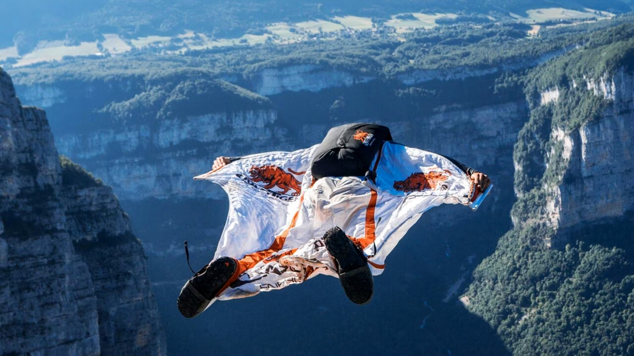 Un base jumper è morto tragicamente dopo essersi lanciato dai Piani Resinelli, sopra Abbadia Lariana. L'incidente ha coinvolto i soccorsi locali.