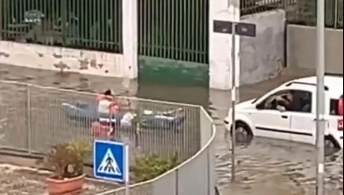 Nubifragio a Bari, auto bloccata dall’acqua alta a San Girolamo, interviene soccorritore in canoa