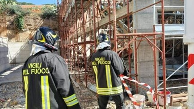 Grave incidente sul lavoro a Pergusa, dove il crollo di un solaio in una scuola elementare ha ferito quattro operai. Uno è in gravi condizioni.