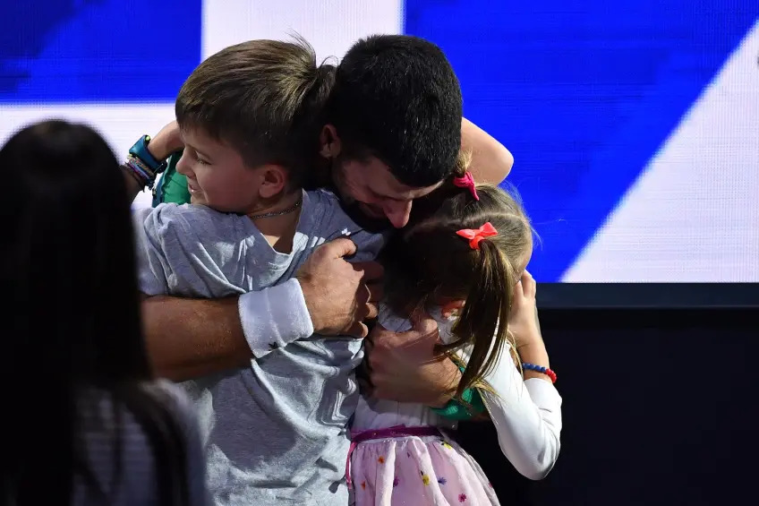 Il campione serbo Novak Djokovic affronta una sfida diversa dalle competizioni sportive: l'educazione dei suoi figli, mantenendoli lontani dall'uso degli smartphone.