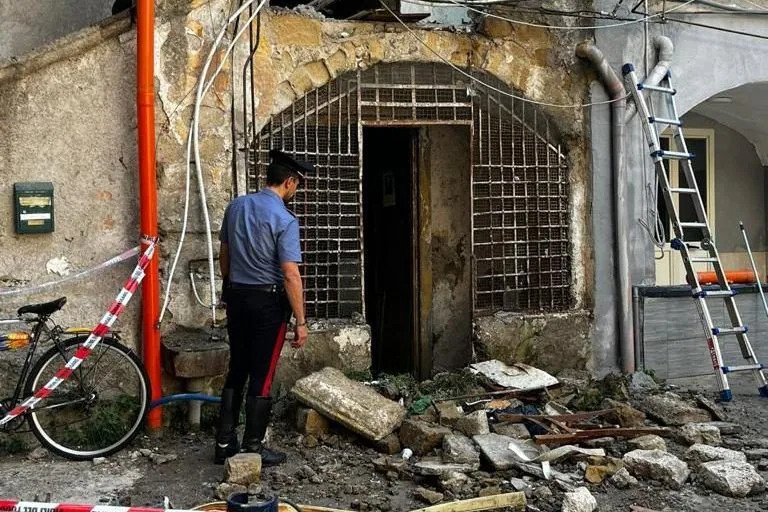 Esplosione di una bombola di gas provoca il crollo di una palazzina a Saviano, Napoli. Soccorsi in corso per sei persone intrappolate.