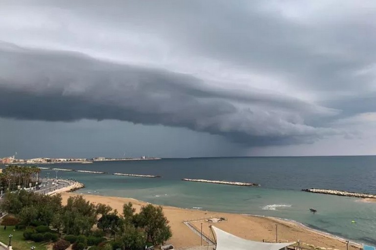 Allerta meteo in tutto il Sud, addio estate anche in Puglia, temporali e pioggia in arrivo